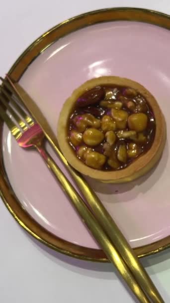 접시에 견과류 토피와 초콜릿 타르틀릿 맛있는 디저트 캐러멜 타르트 헤이즐넛 — 비디오