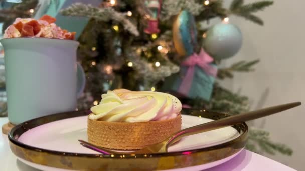 Citroentaart Pompoen Latte Achtergrond Van Kerstboom Met Blauw Roze Speelgoed — Stockvideo