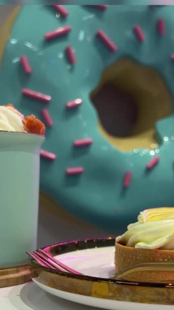 Cafe Met Drankjes Taart Achtergrond Van Enorme Blauwe Donut Besprenkeld — Stockvideo