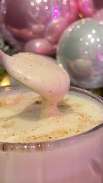 Шоколадний Капучино Латте Какао Склянці Фоні Рожевих Синіх Різдвяних Прикрас — стокове відео