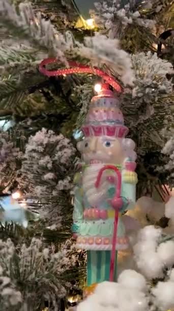 白い雪に覆われたクリスマスツリーには 青いローブライトで杖のサンタクロースとノームのフィギュアが輝いています クリスマスは 広告テキストのお祝いの場所です おめでとう ビデオ — ストック動画
