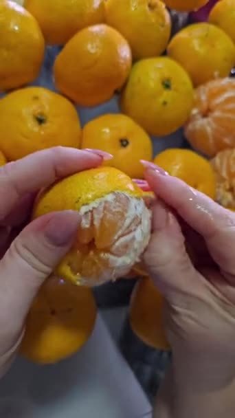 Peeling Mandarini Nuovo Anno Donna Pigiama Primo Piano Mani Buccia — Video Stock