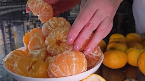 Die Geschälten Mandarinen Auf Einen Weißen Teller Geben Und Scheiben — Stockvideo