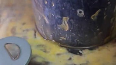 Meyve suyu sıkma işlemi taze sulu mandalina vitamini C vitamini evde yakın çekim hamur suyu ev hanımlarının meyve suyu mutfak gereçlerinden ayrılır. Yüksek kalite