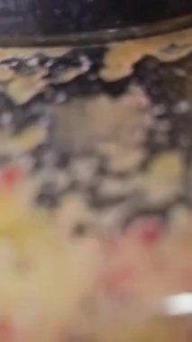 Merkezkaç sıkacağı ev yapımı havuç elma mandalina suyu. Plastik bardağı meyve suyuyla dolduruyorum. Taze sıkılmış meyve ve sebze suyu yapıyorum, yakın plan. Meyve suyu, çiğ vejetaryen yemeği.. 