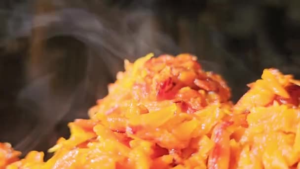 红盘蒸汽中洋葱油炸胡萝卜向上流动蔬菜家庭烹调配料有利于维生素 胡萝卜素对眼睛有益 而不是药物和适当的营养丸 高质量的 — 图库视频影像