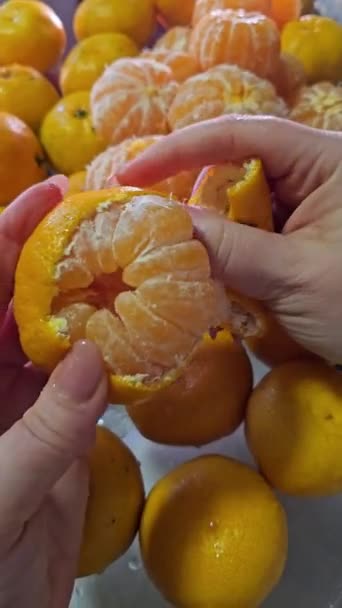 Reife Mandarinen Und Birnen Auf Dem Tisch Fruchthintergrund Frauenhände Schälen — Stockvideo