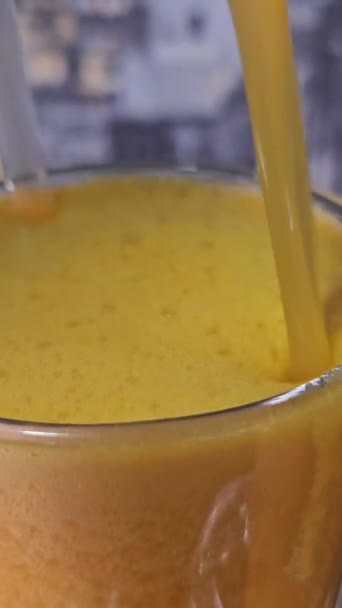 Orangen Karotten Mandarine Apfel Pfirsich Aprikosensaft Drei Glasgläser Gießen Strohhalme — Stockvideo