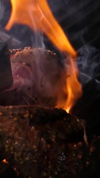 Detailní Pohled Šťavnaté Plátky Masa Plameny Originální Recept Profesionální Vaření — Stock video