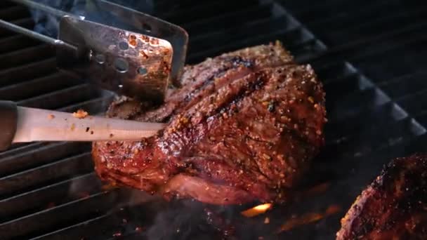 近景多汁熟肉片与火 原来的菜谱 专业烹饪 食品配方 高质量的视频烹饪蒸汽在火上的真实作用 — 图库视频影像