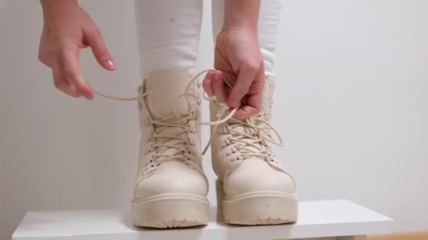 Lichte Schoenen Dameslaarzen Met Veters Met Hoge Zolen Een Witte — Stockvideo