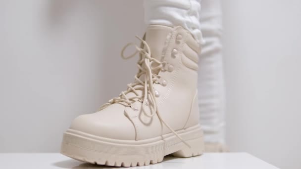 Açık Ayakkabılı Kadın Ayakkabıları Yüksek Topuklu Ayakkabılar Beyaz Arka Plan — Stok video