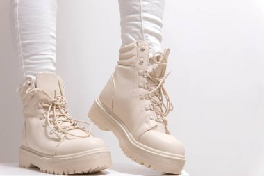 Açık ayakkabılı kadın ayakkabıları, yüksek topuklu ayakkabılar ve beyaz arka plan klasik moda şovu, kış sonbahar ayakkabıları mağazası için bej renkli sütlü renkte. Yüksek kalite 