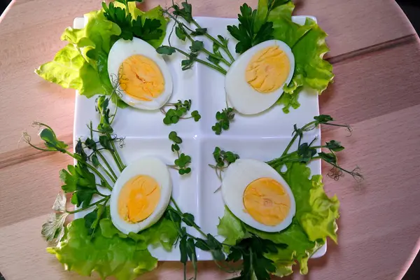 Paskalya Pazar kahvaltısı için dilimlenmiş yumurta. Yüksek kalite fotoğraf