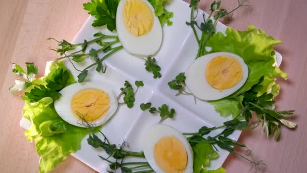 Plasterki Gotowanych Jaj Śniadanie Wielkanoc Niedziela Wysokiej Jakości Zdjęcie — Wideo stockowe