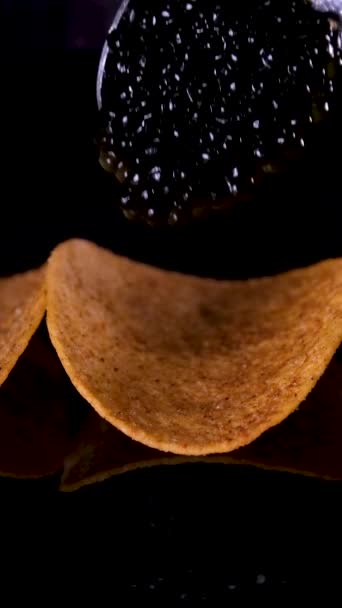 Lujoso Aperitivo Huevos Codorniz Con Pasta Calamares Camarones Caviar Negro — Vídeos de Stock