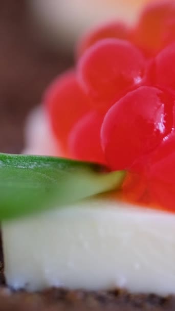 Caviale Uova Salate Salmone Rosso Grande Vaso Sfondo Nero Primo — Video Stock