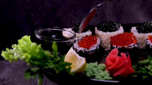 Sushi Točí Zblízka Japonská Kuchyně Sushi Restauraci Sushi Kaviárem Vysoce — Stock video