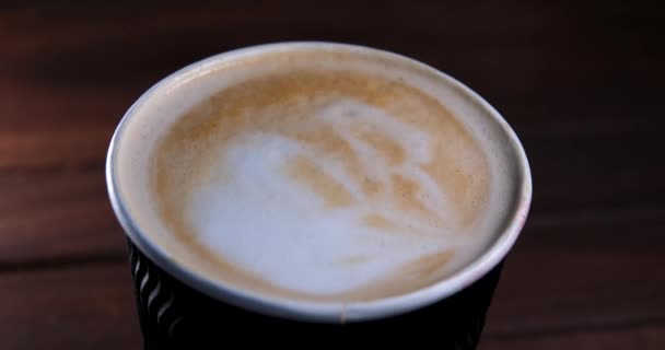 Nahaufnahme Einer Schwarzen Kaffeepapiertasse Die Kamera Dreht Sich Aus Dem — Stockvideo