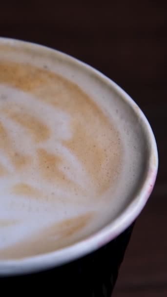 Sade Bir Kahve Bardağının Yakın Çekimi Kamera Etrafında Döner Kadehten — Stok video