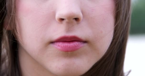 毎日のメイク 自然の美しさ ベースクリームで調和した女性の唇のクローズアップ 高品質の4K映像 — ストック動画