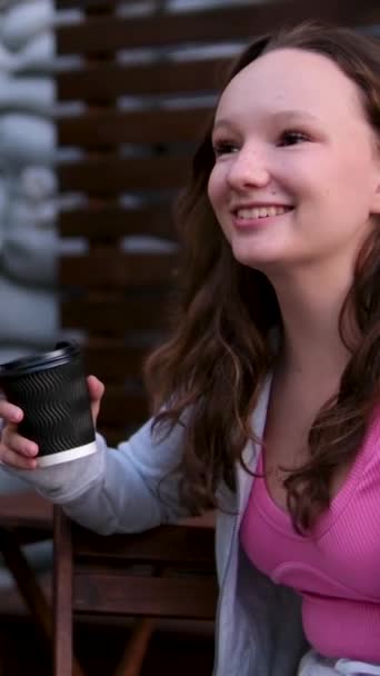 Neşeli Sohbetler Iki Kız Arkadaş Bir Kafede Oturan Genç Kızlar — Stok video