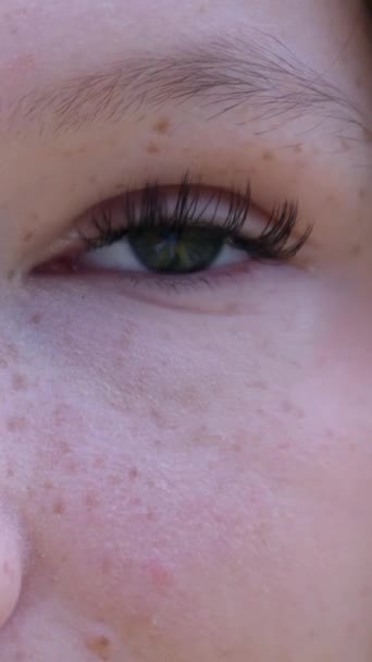 Zbliżenie Kobieta Twarz Dziewczyna Otwierając Jej Piękne Niebieskie Błękitne Oczy — Wideo stockowe