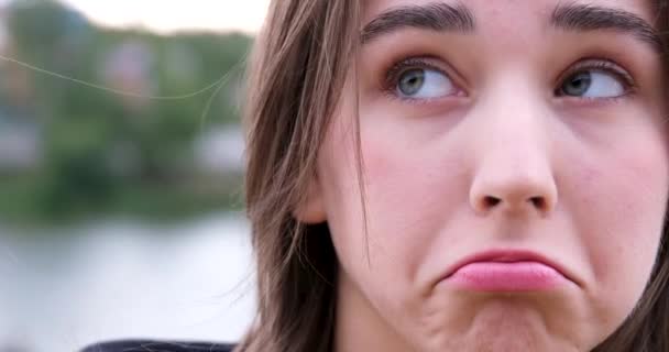Έκφραση Δυσφορία Στο Πρόσωπο Οξύνει Κάτω Χείλος Αναστατώσει Είναι Λυπημένο — Αρχείο Βίντεο