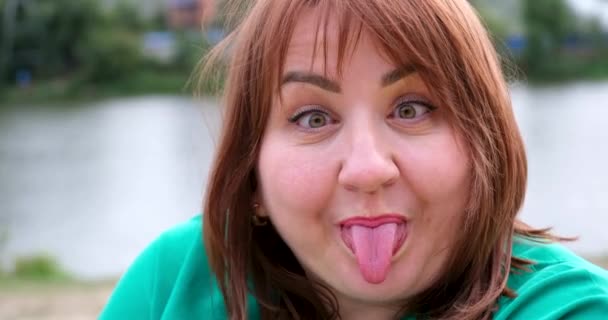 Positive Emotionen Erwachsener Frauen Possen Zeigen Abstehende Zunge Lecken Zähne — Stockvideo