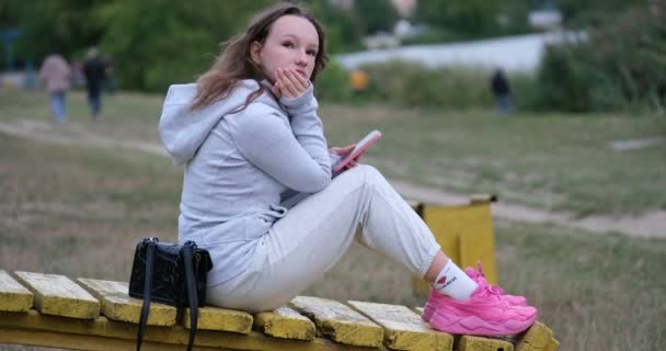 Młoda Kobieta Odkłada Bok Tablet Siedzący Żółtej Ławce Parku Dziewczyna — Wideo stockowe