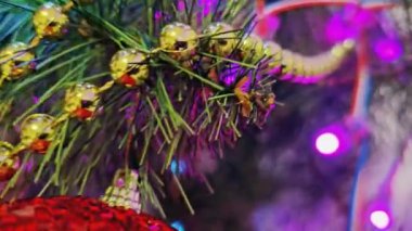 Memleketteki bir Noel ağacında altın bir noelin yakın çekimi. Yüksek kalite 4k görüntü