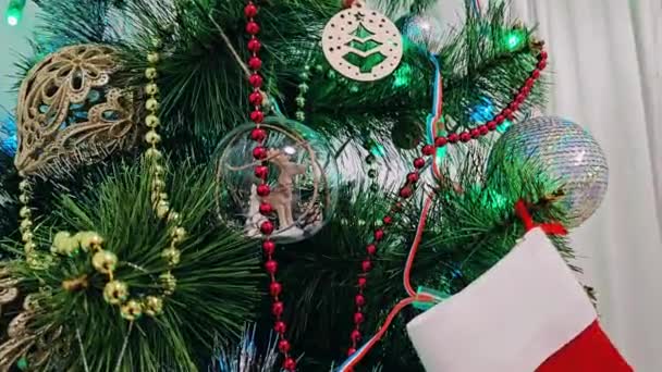 Primer Plano Una Bola Navidad Dorada Árbol Navidad Casa Imágenes — Vídeos de Stock