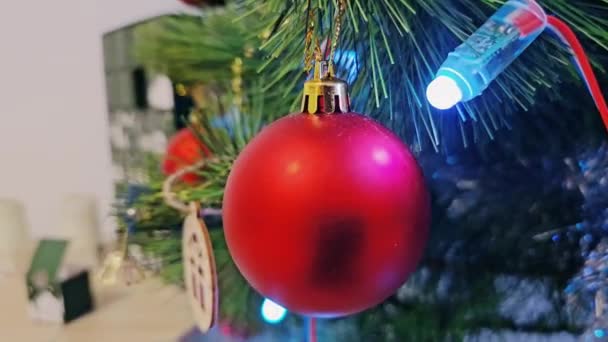 Nahaufnahme Einer Goldenen Christbaumkugel Heimischen Weihnachtsbaum Hochwertiges Filmmaterial — Stockvideo
