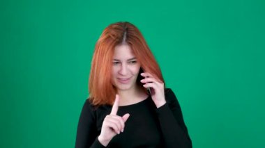  Telefonda konuşan kızıl saçlı kız kroma anahtarlı kadın telefonda konuşur ve geri döner. Yüksek kalite 4k görüntü