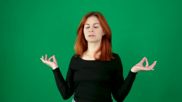 Meditatie Gevouwen Handen Sluiten Ogen Een Groene Achtergrond Aantrekkelijke Vrouw — Stockvideo