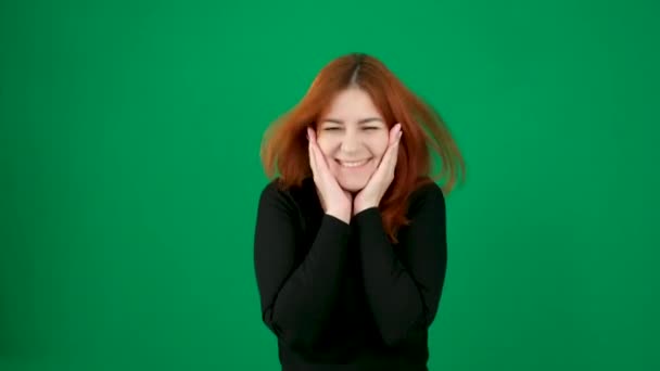 Rote Haare Junge Frau Auf Grünem Hintergrund Einem Chroma Schlüsselstudio — Stockvideo