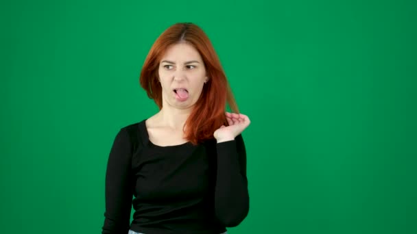 Obrzydzenie Rude Włosy Młoda Kobieta Zielonym Tle Chroma Kluczowych Emocji — Wideo stockowe
