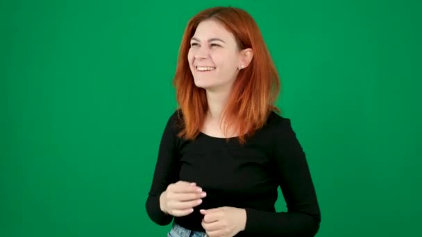 クロマキースタジオの緑の背景にある赤い髪の若い女性は ブラウンの目を閉じるライトスキン ヨーロッパのアメリカ人 若い女性の誠実な笑い 異なる感情 悲しみ — ストック動画