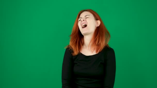 怒った女性は泣き叫び 精神障害に苦しむ暴力の犠牲者 クロマキースタジオの緑の背景にある赤い髪の若い女性は ブラウンの目を閉じる感情 カナダ — ストック動画