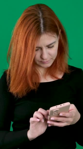 Женщина Рыжие Волосы Держит Смартфон Зеленым Экраном Chroma Key Рождество — стоковое видео