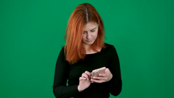 Žena Červené Vlasy Drží Smartphone Zelenou Obrazovkou Chroma Key Vánoční — Stock video