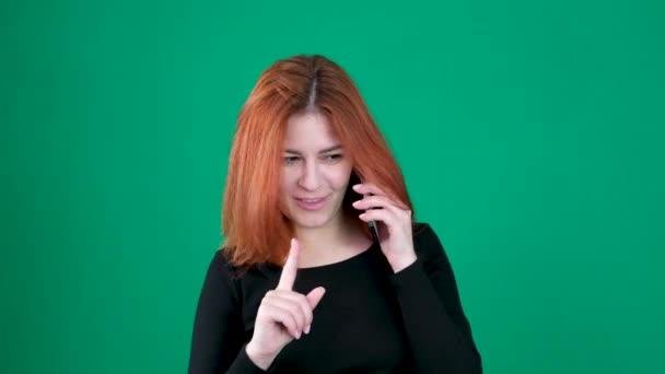 Μιλώντας Στο Τηλέφωνο Κοκκινομάλλα Chroma Key Γυναίκα Μιλάει Στο Τηλέφωνο — Αρχείο Βίντεο