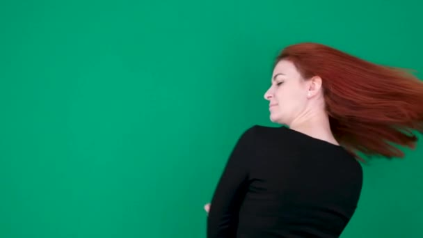 垂直录像 红头发的年轻女性 背景是绿色的 有着深褐色的关键演播室情感 近视棕色的眼睛 浅色的欧洲裔美国人 加拿大人 无忧无虑的女人跳舞 — 图库视频影像