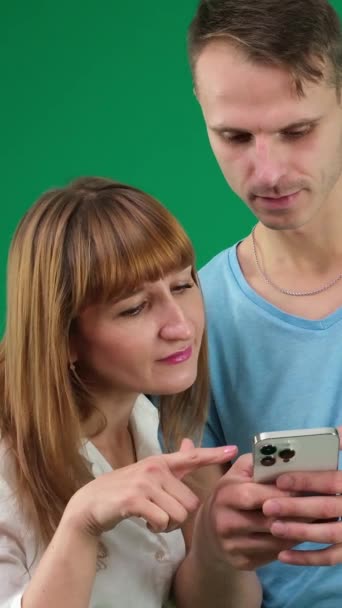Поиск Телефонных Звонков Интернету Решения Проблем Мужчина Помогает Женщине Зеленом — стоковое видео