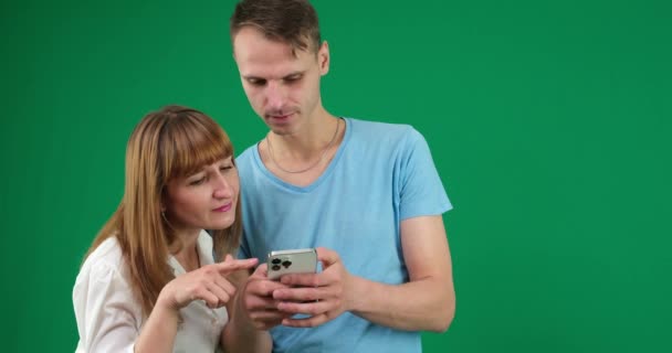 Телефонний Дзвінок Пошук Інтернеті Вирішення Проблем Чоловік Допомагає Жінці Зеленому — стокове відео