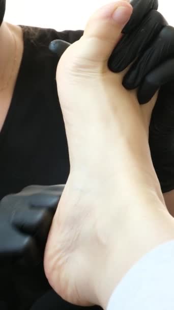 Professionelle Fußmassage Pediküre Salon Fußpflege Frau Arzt Schwarzen Handschuhen Und — Stockvideo