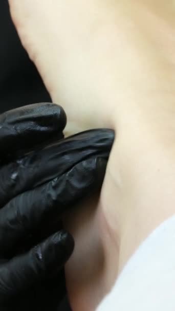 Professionell Fotmassage Pedikyr Salong Fotvård Kvinna Läkare Svarta Handskar Och — Stockvideo