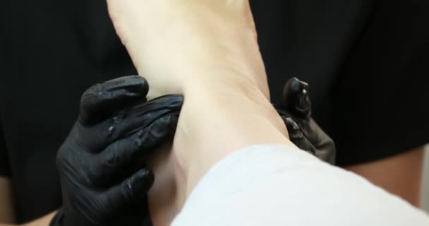Profesjonalny Masaż Stóp Pedicure Salon Pielęgnacji Stóp Lekarz Czarnych Rękawiczkach — Wideo stockowe