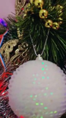 Memleketteki bir Noel ağacında altın bir noelin yakın çekimi. Yüksek kalite 4k görüntü