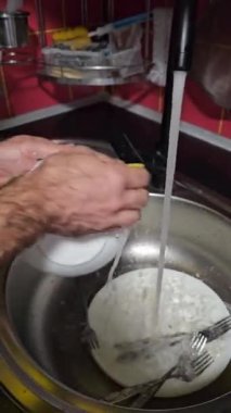 Modern mutfak lavabosunda bulaşık yıkarken elinizi kapatın. Yüksek kalite 